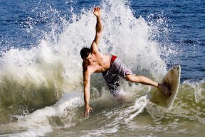 爱游戏体育平台-英超巅峰对决：激烈争夺，一触即发！，英超顶级联赛